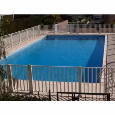 Assistante maternelle à domicile avec une piscine