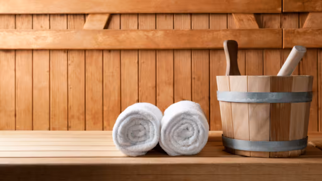 Pack d'accessoires en bois pour sauna. Profitez pleinement de votre sauna avec ce pack d'accessoires composé d'un seau, d'une louche, d'une brosse, d'un thermomètre et d'un sablier.
